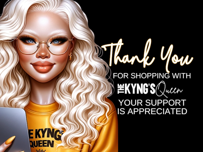 Puede incluir: Una ilustraci&oacute;n digital de una mujer con cabello rubio que lleva gafas y una camiseta amarilla con el texto "The Kyng's Queen". El fondo es negro con el texto "Gracias por comprar en The Kyng's Queen. Su apoyo es apreciado."