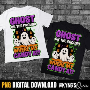 以下が含まれることがあります： 白と黒の2枚のTシャツには、ハロウィーンをテーマにしたグラフィックが描かれています。デザインには、幽霊、お化け屋敷、そして「GHOST ON THE GROUND, WHERE MY CANDY AT？」というテキストが含まれています。画像の下部には「PNG DIGITAL DOWNLOAD」と書かれています。