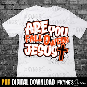 Puede incluir: Camiseta blanca con un diseño gráfico que dice "Are You Fall-O-Ween Jesus" en letras naranja y blancas con una cruz negra. El diseño está sobre un fondo de lunares negros y blancos.