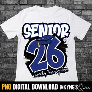 Può includere: T-shirt bianca con un design grafico blu e nero. Il design presenta la parola "SENIOR" sopra il numero "26" con un cappello di laurea e le parole "Twenty Twenty Six". La parte inferiore della maglietta recita "PNG DIGITAL DOWNLOAD".