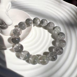 Äkta högkvalitativt 13 mm sällsynt grått fantomkristallpärlarmband; Halv kruka; Sällsynt fynd; Spökkvarts;