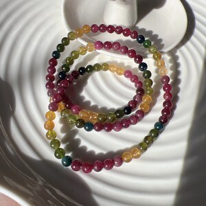 Högkvalitativt 5 mm äkta regnbågsturmalinpärlor med 3 öglor armband/halsband; Chakrahelande kristall;