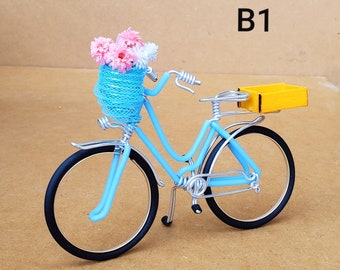Miniatur romantisches Fahrrad. Handgemachtes Fahrrad. Handgemachter Aluminiumdraht. Personalisiertes Fahrrad.  Geschenk für Radfahrer.