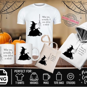 Può includere: Una t-shirt bianca, una felpa con cappuccio bianca, due tazze in ceramica bianche e una borsa tote beige, tutte con una silhouette nera di una strega su una zucca con una scopa e il testo, Why yes, actually, I can drive a stick!