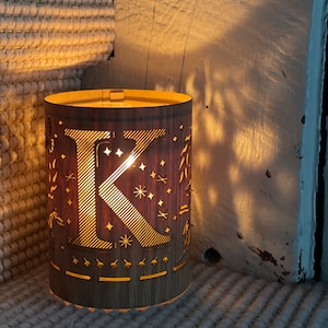 Bougeoir lettre K personnalisé et lanterne centrale en bois et en verre pour une touche de décoration personnelle !