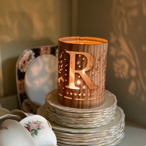 Bougeoir lettre R et lanterne pour centre de table personnalisés en bois et en verre pour tous vos besoins en décoration !