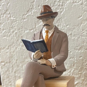 Unpainted Lifelike 20.3 scale Model seated man 4 Figure