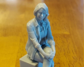 Unpainted 20.3 scale Lifelike Model seated modern woman Figure for G scale Garden Railway