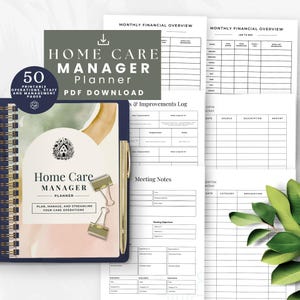 Könnte beinhalten: Ein Home Care Manager Planner mit marineblauem Einband, goldener Spiralbindung und goldenem Stift. Der Planer enthält druckbare Seiten für Betrieb, Personal und Management. Der Text lautet "Home Care Manager Planner".