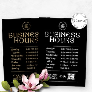 Op de afbeelding: Zwart en gouden bord met openingstijden met een wit logo en tekst. Het bord geeft de openingstijden voor elke dag van de week weer. Het bord bevat ook een QR-code en social media-iconen.