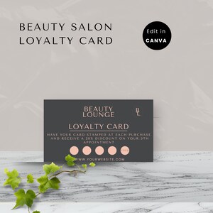 Può includere: Una carta fedeltà nera per un salone di bellezza chiamato "Beauty Lounge". La carta ha un cerchio rosa con le lettere "BL" nell'angolo in alto a destra. La carta dice "Fai timbrare la tua carta ad ogni acquisto e ricevi uno sconto del 20% sul tuo quinto appuntamento". Ci sono cinque cerchi nella parte inferiore della carta, quattro dei quali sono vuoti e uno che dice "Gratis". L'indirizzo del sito web "www.yourwebsite.com" è stampato nella parte inferiore della carta.