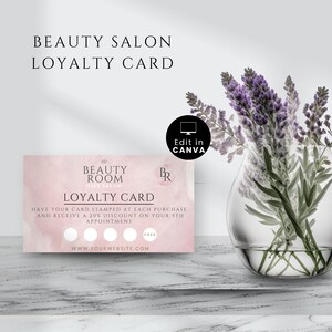 Può includere: Carta fedeltà acquerellata rosa e bianca per il salone di bellezza Beauty Room. La carta ha una sezione di timbro con cinque cerchi e il testo "Fai timbrare la tua carta ad ogni acquisto e ricevi uno sconto del 20% sul tuo quinto appuntamento. Gratis." La carta include anche l'indirizzo del sito web www.yourwebsite.com.