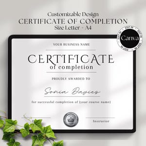 Op de afbeelding: Een aanpasbare sjabloon voor een certificaat van voltooiing in een wit kader met zwarte tekst. De tekst luidt "Certificaat van voltooiing" en "Met trots toegekend aan" met een ruimte voor de naam van de ontvanger. De tekst bevat ook "Uw bedrijfsnaam" en "Instructeur".