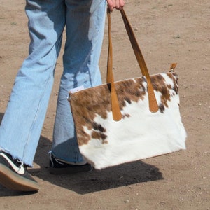 Borsa in pelle di mucca, borsa tote western in pelle di mucca, tracolla lunga rimovibile.
