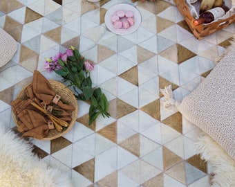 Rindsleder Teppich, Patchwork Teppich aus Rindsleder, 180 cm Durchmesser, Dreiecke Muster, Beige und creme weiss