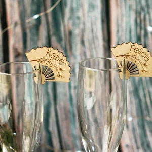 Etiquetas de madeira personalizadas em formato de leque japonês para copos - Marcadores de bebida personalizados em forma de flor de cerejeira - Toppers de vidro japoneses - Identificadores de vidro