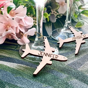 Breloques pour vin avion - étiquettes pour boissons avion personnalisées - marque-places avion - décoration de mariage à destination de l'aviation - décorations de table