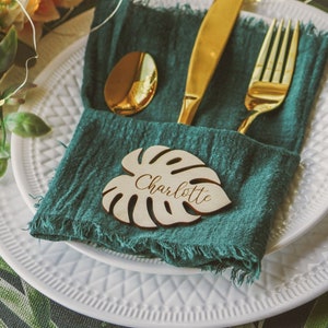 Cartão de lugar Monstera - Nomes de mesa de casamento com folhas de madeira tropical - Nomes de convidados - Decorações de festa personalizadas - Cartões de lugar de madeira - Configuração de mesa