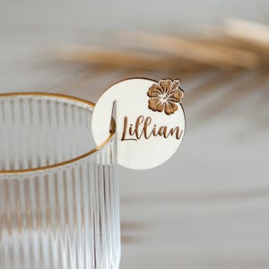 Personalisierte Hibiskus-Getränkeanhänger - Benutzerdefinierte Tropische Partygetränke aus Holz - Hawaiische Getränkedeckel - Hawaiiblumen-Hochzeitsglasmarker