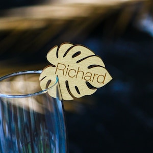 Etiquetas para bebidas tropicais douradas - Marcadores de nomes de folhas personalizados - Toppers de vidro Monstera de madeira - Decorações com nomes personalizados - Decoração de casamento