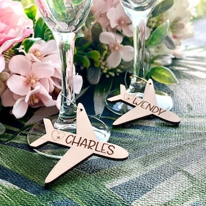 Encantos de vino de avión - Etiquetas personalizadas de bebidas de avión - Tarjetas de lugar de avión - Decoración de bodas de destino de aviación - Decoraciones de mesa