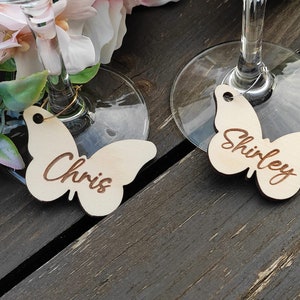 Personalisierte Schmetterlings-Weinanhänger – individuelle Schmetterlings-Partydekorationen aus Holz – Schmetterlings-Tischkarte – Hochzeits-Tischkarten – Duschgeschenke