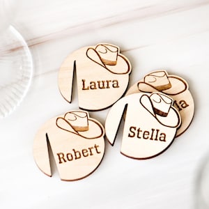 Etichette per bevande personalizzate a forma di cappello da cowboy - Ciondoli in vetro in legno personalizzati - Segnabicchieri per matrimoni in stile western - Etichette personalizzate con nome per gli ospiti