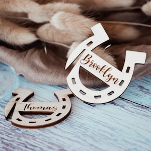 Etiquettes pour boissons fer à cheval rustiques - breloques en verre en bois personnalisées - marqueurs de coupe de mariage western - étiquettes personnalisées pour les invités