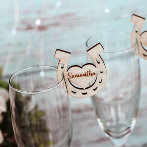 Étiquettes personnalisées en bois de fer à cheval pour les verres - Marqueurs de boisson personnalisés sur le thème du pays - Décorations de verre - Identificateurs de verre de mariage occidentaux