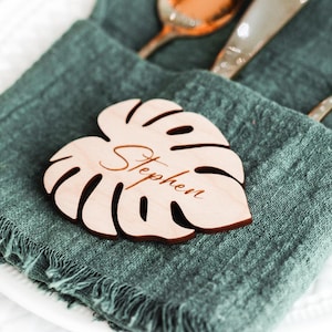 Monstera segnaposto - Nomi dei tavoli di nozze con foglie di legno tropicale - Nomi degli ospiti - Decorazioni per feste personalizzate - Segnaposti in legno - Impostazione della tavola