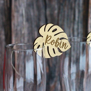 Etichette dorate per bevande tropicali - Segnaposto personalizzato con nome foglia - Segnaposto per vetro Monstera in legno - Decorazioni con nome personalizzato - Decorazioni per matrimoni