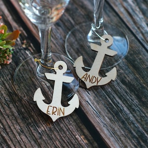 Ciondoli per vino nautico - Segnaposto in legno personalizzati - Etichette personalizzate per bevande in legno - Nomi di ancoraggio - Decorazione di nozze nautiche - Bomboniere