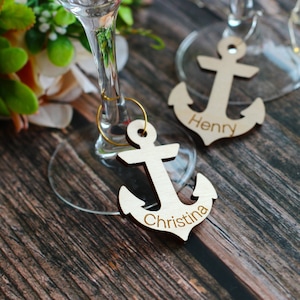Nautische wijncharmes - gepersonaliseerde houten plaatskaarten - aangepaste houten dranklabels - ankernamen - nautische bruiloftsdecoratie - feestartikelen