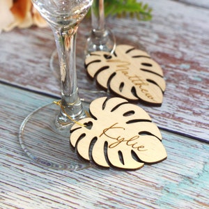 Dijes de vino tropical personalizados - Decoraciones tropicales de madera personalizadas para fiestas - Tarjeta de lugar con hojas de monstera - Tarjetas de lugar para bodas - Recuerdos bohemios