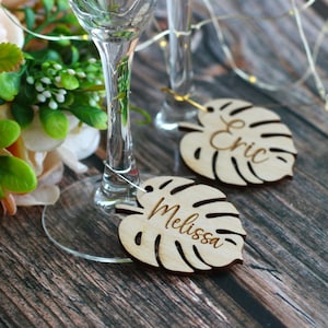 Charmes de vin Monstera personnalisés - Décorations de fête tropicales en bois personnalisées - Carte Monstera Leaf Place - Cartes de lieu de mariage - Faveurs