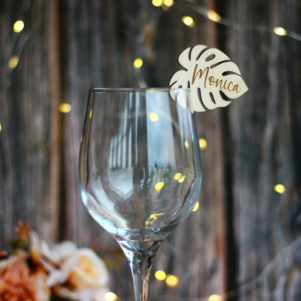 Étiquettes pour boissons tropicales - marque-place personnalisé en forme de feuille - marqueurs pour verre Monstera en bois - prénoms personnalisés - décoration de mariage