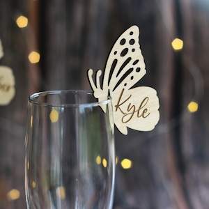 Etichette in vetro a forma di farfalla personalizzate - Segnalibri in vetro a forma di farfalla - Decorazioni per feste personalizzate - Decorazioni per tavoli da matrimonio - Ciondoli in legno per vino - Etichetta con nome
