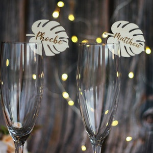 Tropical Drink Tags - Biglietto da visita personalizzato con nome foglia - Marcatori in vetro Monstera in legno - Decorazioni personalizzate - Decorazioni per tavoli da sposa