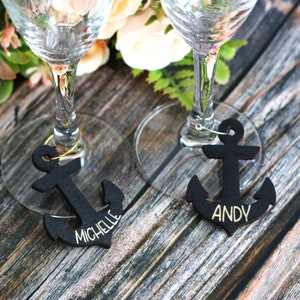 Ciondoli per vino nautico - Segnaposto in legno personalizzati - Etichette personalizzate per bevande in legno - Nomi di ancoraggio - Decorazione di nozze nautiche - Bomboniere