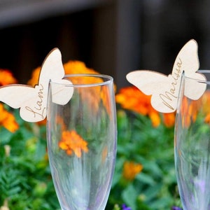 Gepersonaliseerde vlinderglastags - vlinderglasmarkeringen - aangepaste feestdecoraties - bruiloftstafeldecor - wijncharmes - naamplaatje