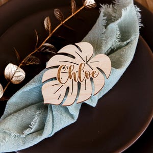Marcador de lugar personalizado com folhas - Nomes de mesa de casamento com Monstera de madeira tropical - Nomes dos convidados - Marcadores de lugar de madeira - Mesa posta