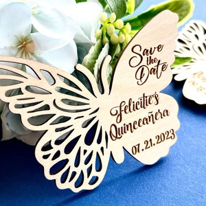 Aimants Save the Date papillon Faire-part de mariage personnalisé Faire-parts gravés sur bois Aimant Save the Date Quinceanera Invitation image 1