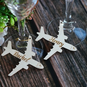 Breloques pour vin avion - étiquettes pour boissons avion personnalisées - marque-places avion - décoration de mariage à destination de l'aviation - décorations de table