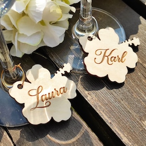 Personalisierte Hibiskus Wein Charms - Kundenspezifische tropische Partydekorationen aus Holz - Hawaiische Tischkarten - Hawaiische Blumenhochzeits-Tischkarte
