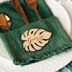 Monstera segnaposto - Nomi dei tavoli di nozze con foglie di legno tropicale - Nomi degli ospiti - Decorazioni per feste personalizzate - Segnaposti in legno - Impostazione della tavola
