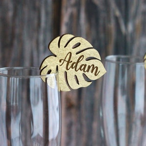 Etichette per bevande tropicali dorate - Segnaposto personalizzato con nome a forma di foglia - Segnabicchieri Monstera in legno - Decorazioni con nome personalizzato - Decorazioni per matrimoni