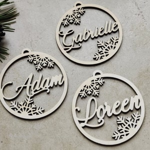 Spersonalizowana drewniana ozdoba świąteczna – spersonalizowana bombka w kształcie płatka śniegu z imieniem
