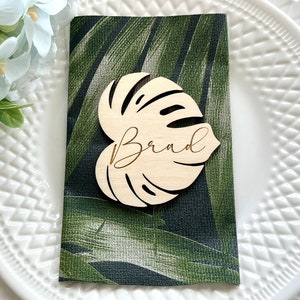 Monstera segnaposto - Nomi dei tavoli di nozze con foglie tropicali in legno - Nomi degli ospiti - Decorazioni per feste personalizzate - Segnaposti in legno - Impostazione della tavola