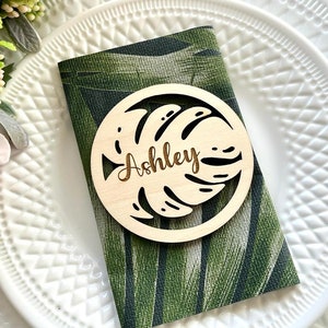 Monstera-plaatskaart - tafelnamen tropisch hout blad bruiloft - namen gasten - aangepaste feestdecoraties - houten onderzetter - tafelinstelling