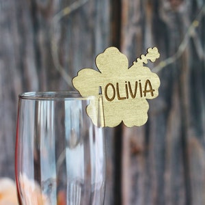 Personalisierte Gold Hibiskus-Getränkeanhänger - Tropische Party-Dekorationen aus Holz - Hawaii-Getränkemarkierer - Hawaii Blume Hochzeit Tischkarte